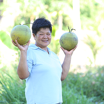 mujer-sosteniendo-coco-de-comercio justo