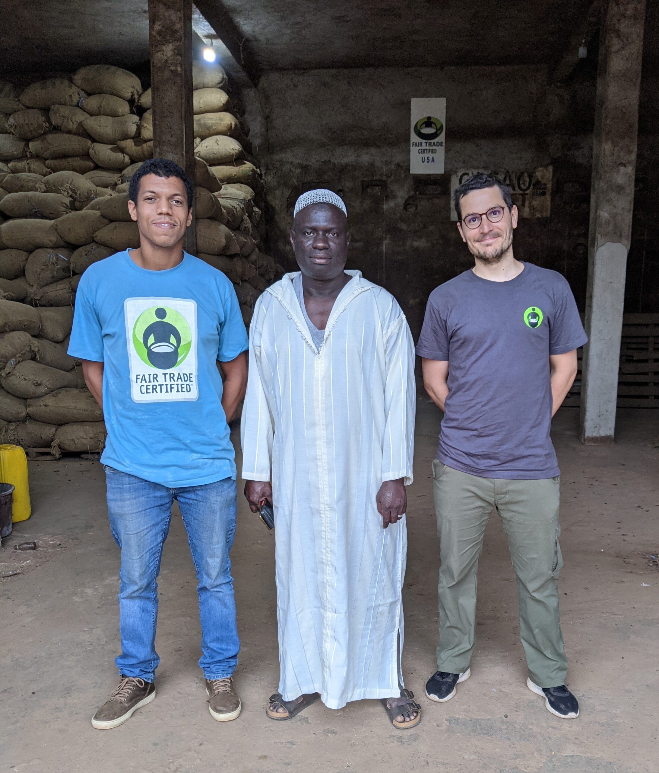 Trabajadores de Fair Trade USA junto a un granjero de Coop Carefsi en Costa de Marfil