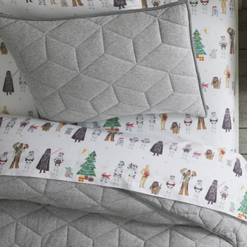 Juego de sábanas y fundas de almohada orgánicas de Navidad de Star Wars™ Juego de sábanas y fundas de almohada orgánicas de Navidad de Star Wars™ de PB Kids