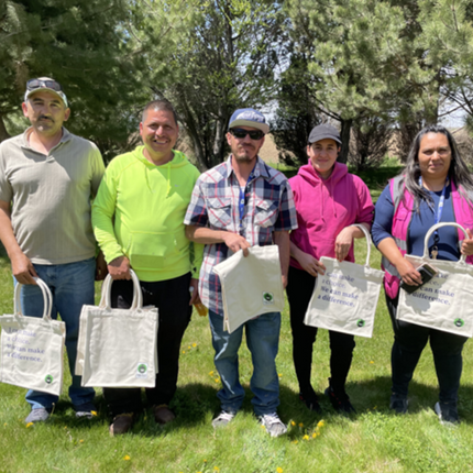 Grupo de trabajadores de una granja lechera con certificación de comercio justo