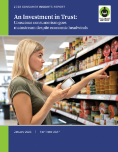 La foto de portada del Informe de Perspectivas del Consumidor 2022 de Fair Trade USA que muestra a una mujer shopper mirando una estantería de productos y comparando precios.