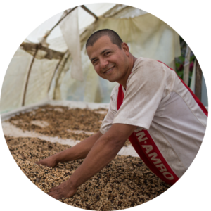 Arles Rivera Gonzalez, productor de café y miembro de la Cooperativa Fair Trade Certified