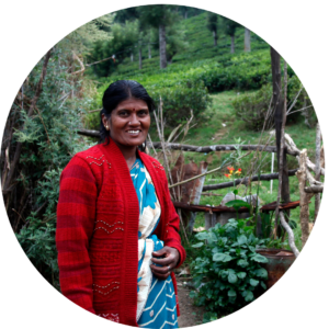Preeti, trabajadora en la producción de té en una finca integrada de té Fair Trade Certified