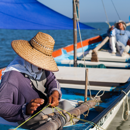 Foto de un hombre en barco en Mexico_Shrimping_Fair Trade Certified