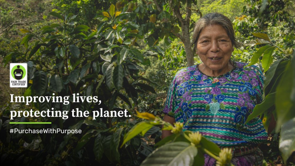 Una agricultora de pie afuera, con el texto superpuesto: Mejorando vidas, protegiendo el planeta #PurchaseWithPurpose