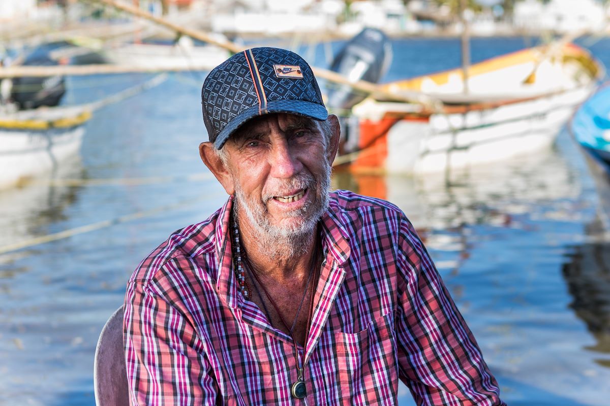 Un pescador, Gabriel Tiburcio García Inzunza, sentado en su bote
