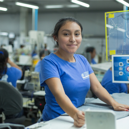 Trabajador de confección en una fábrica Fair Trade Certified en México