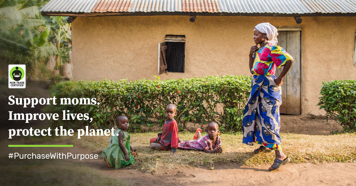 Un gráfico del Día de la Madre de Fair Trade Certified que muestra a una madre mirando a sus tres hijos jugando afuera. Texto: "Apoyen a las mamás. Mejorar vidas, proteger el planeta. #PurchaseWithPurpose"