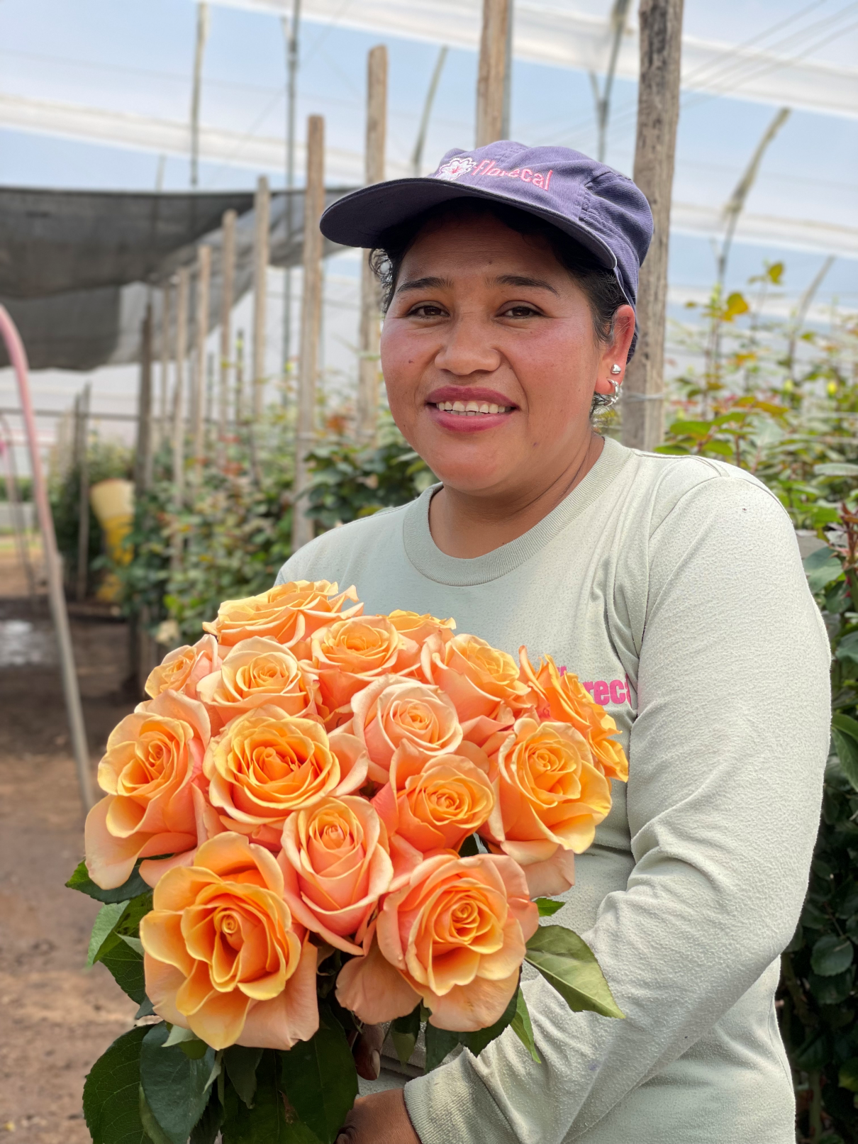 Trabajador de Florecal sosteniendo ramo de rosas