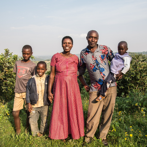 La familia se reunió para tomar una foto en su granja de café en Ruanda.