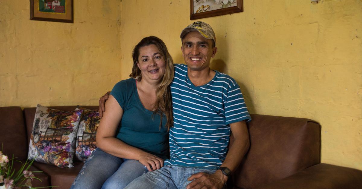 Arcangel de Jesus Restrepo Arroyave (derecha) posa para una foto dentro de su casa junto a su esposa Dovanelcy Ramirez Rivas.