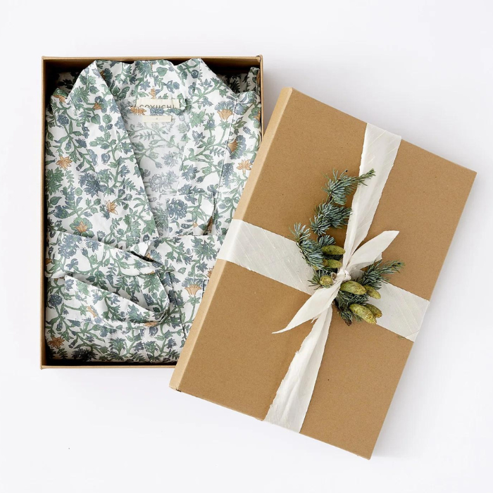 Conjunto de piyama de algodón con estampado floral para mujer en una caja de regalo.