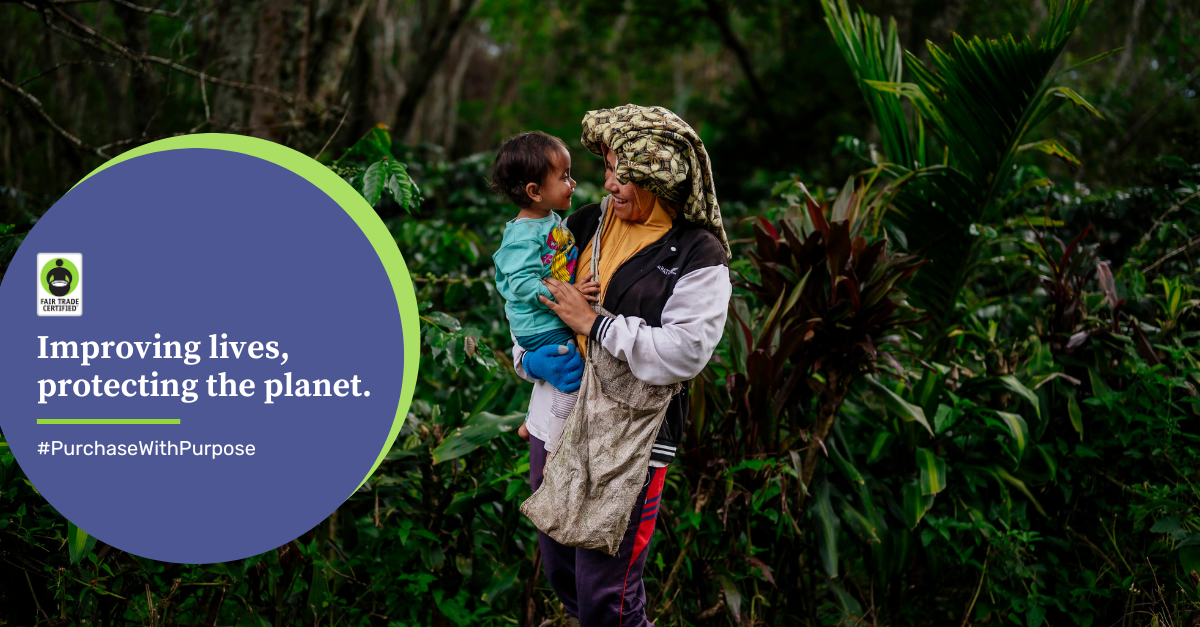 Madre sostiene a su hijo afuera en una finca cafetalera en Indonesia. Texto adjunto: Mejorar vidas, proteger el planeta. #CompreConPropósito. Creado por Fair Trade USA