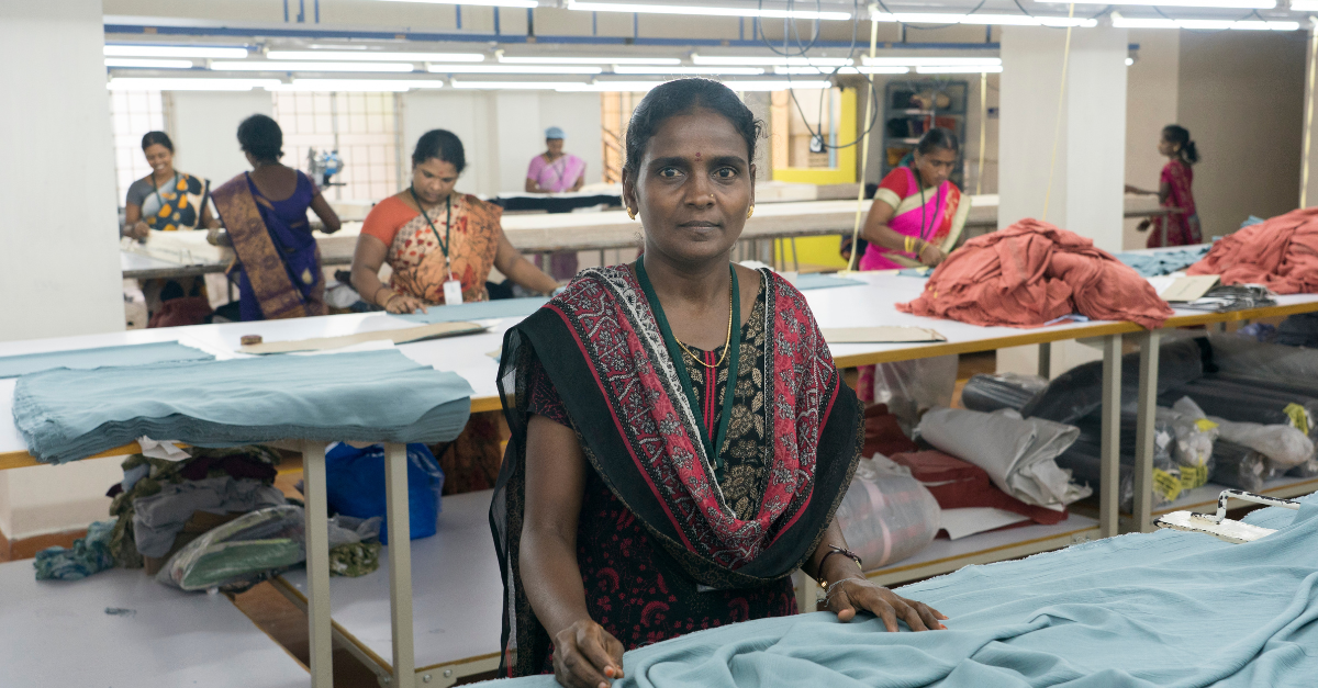 R. Sumita, trabajador de una fábrica de comercio justo en Connoisseur Fashions