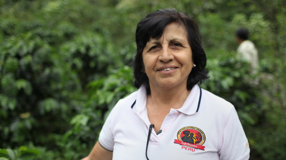 Isabel Uriarte Latorre, cofundadora de CECANOR, una cooperativa de café para mujeres en Perú, sonríe a la cámara.