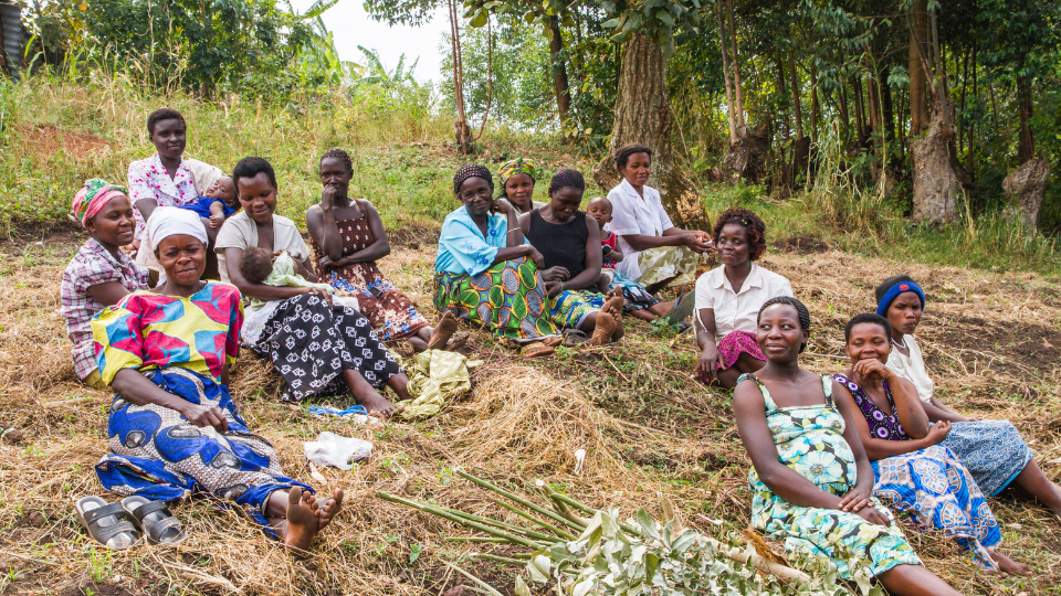 Un grupo de mujeres de la fábrica de té Mpanga Growers, en Uganda, se reunió afuera en su comunidad.