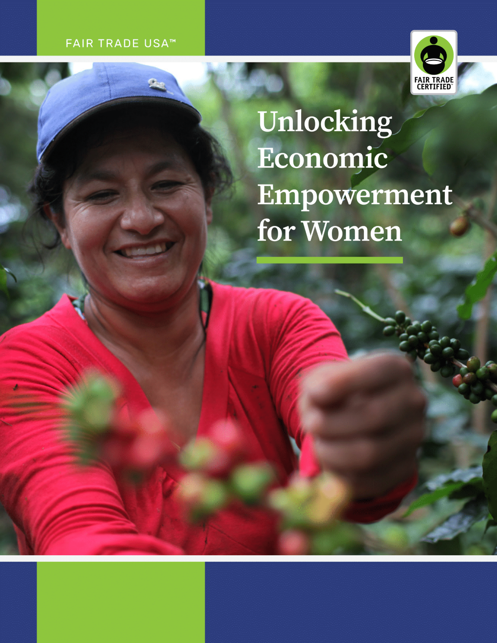 Foto de portada del informe de Fair Trade USA: "Desbloquear el empoderamiento económico para las mujeres" con una caficultora que recolecta cerezas de café.