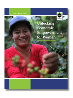 Foto de portada del informe de Fair Trade USA: "Desbloquear el empoderamiento económico para las mujeres" con una caficultora que recolecta cerezas de café.