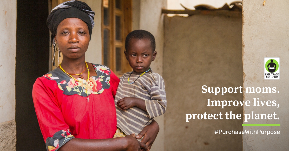 Fair Trade Certified Mother's Day Guide Un gráfico del Día de la Madre de Fair Trade Certified que muestra a una madre mirando a sus tres hijos jugando afuera. Texto: "Apoyen a las mamás. Mejorar vidas, proteger el planeta. #PurchaseWithPurpose"
